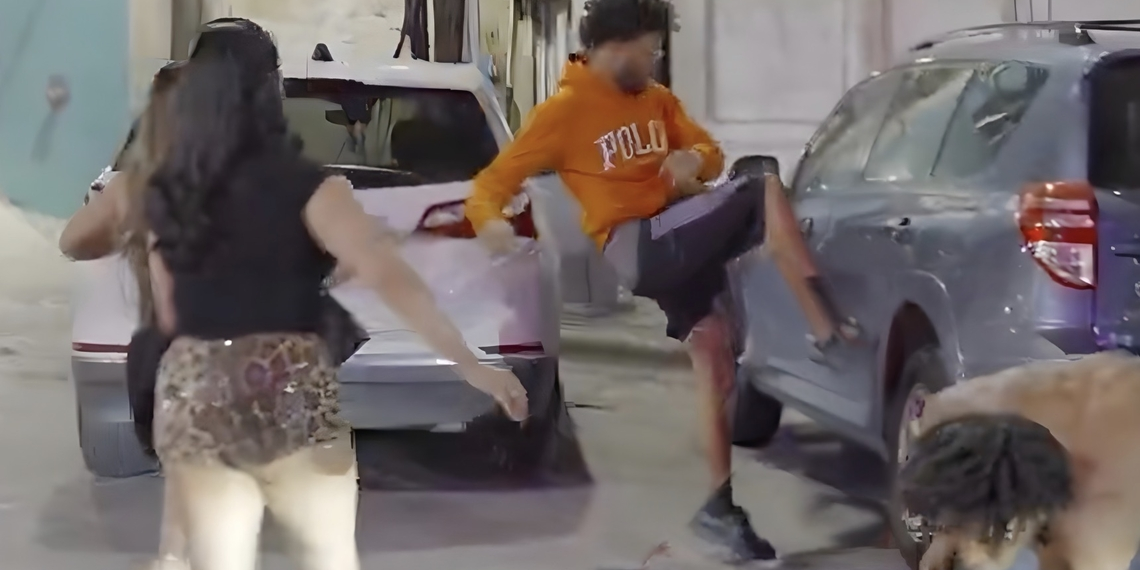 Tremendo enfrentamiento en la calle.