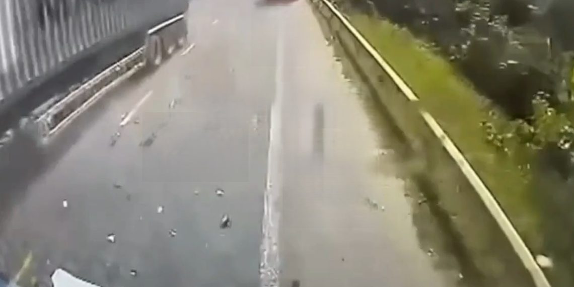 Dos estudiantes en moto.