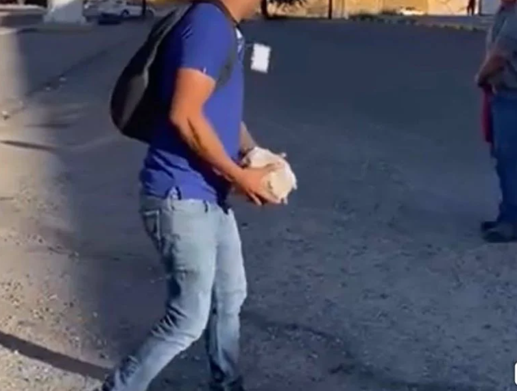 A Piedras en plena parada de bus.