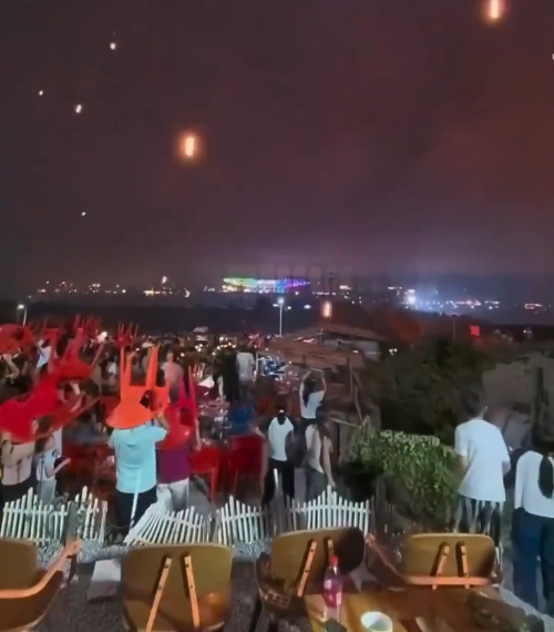 Lluvia de fuego en pleno evento.