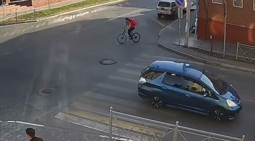 Un jovencito repartidor de Pizzas.