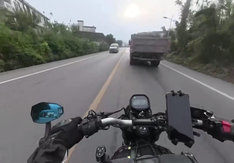 Quedó captado en su cámara de casco.