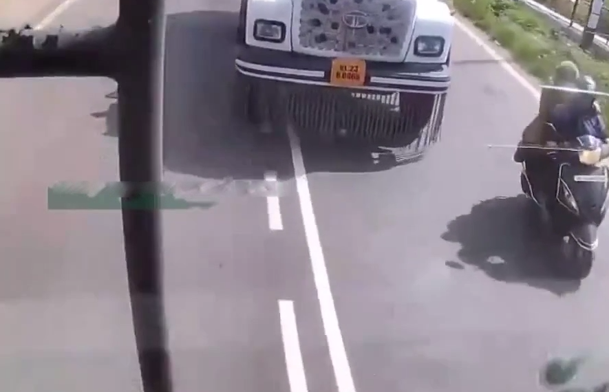 Dos mujeres en una moto.