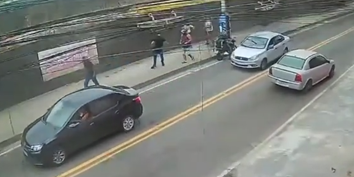 Una mujer se puso a robar en la calle.