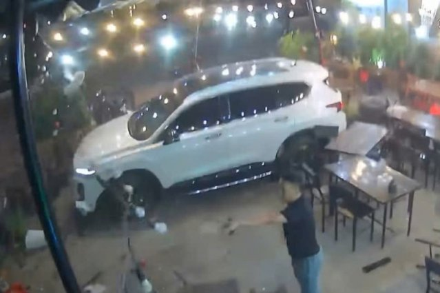 Se metió con todo y vehículo al restaurante.