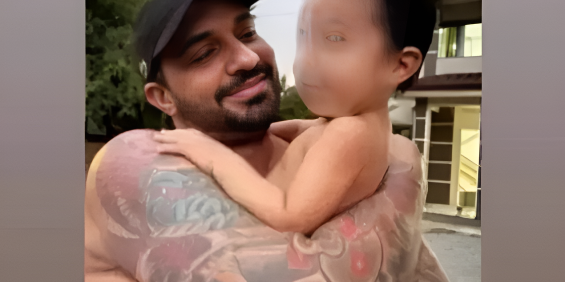 Con su bebé en brazos.