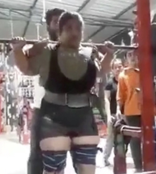 Levantando pesas en el cuello.