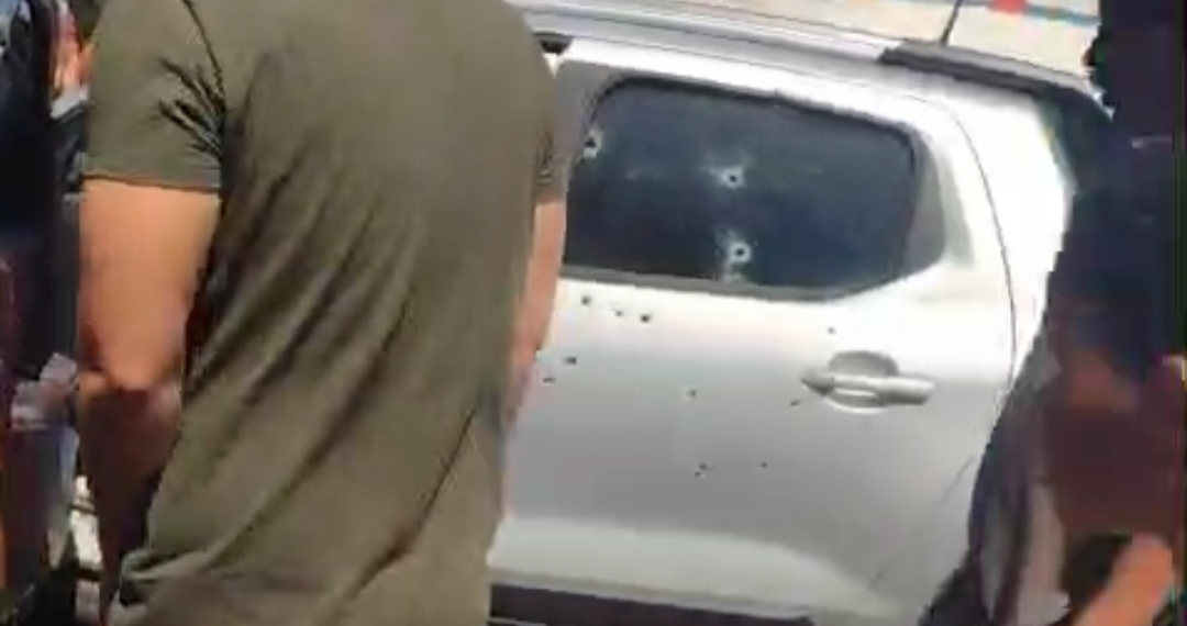 Una familia completa en el vehículo.