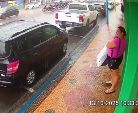 Una mujer frente a un local.