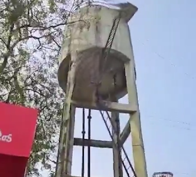 En un tanque de agua.