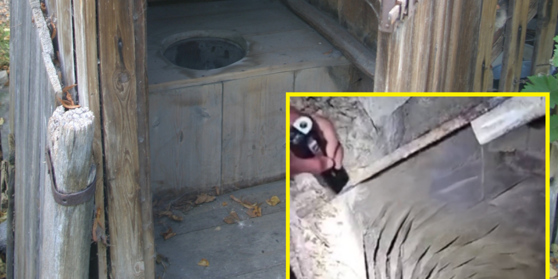 Dentro de una letrina.