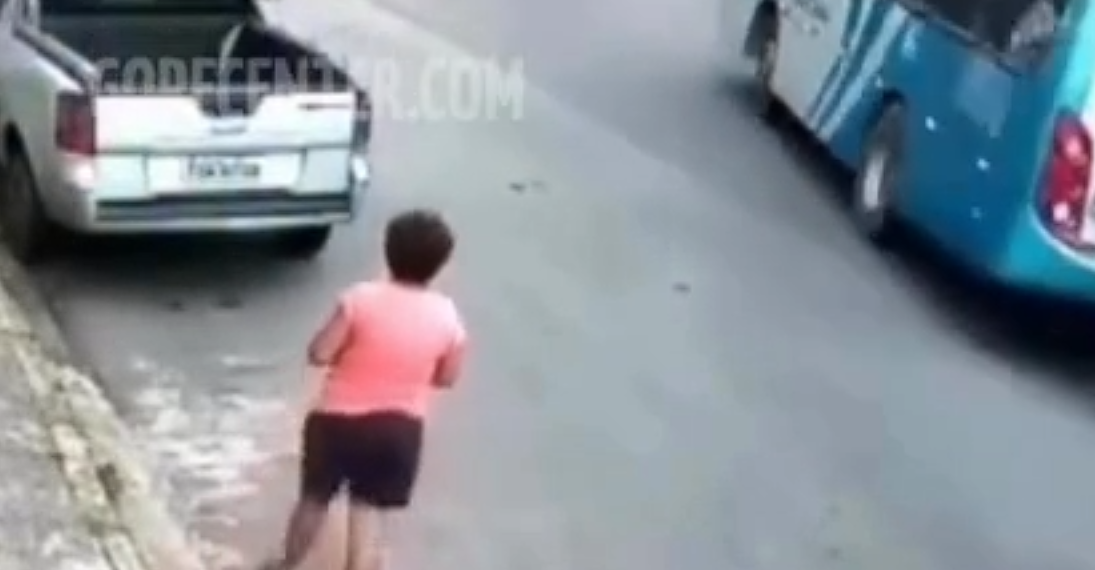 Iba bajando por la carretera en moto.