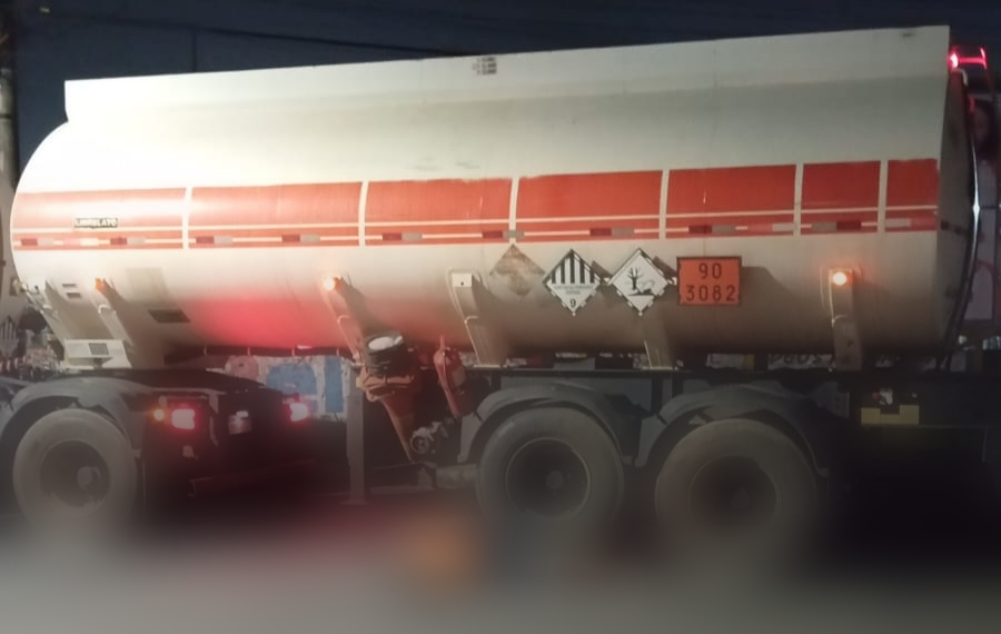 Un motociclista contra un camión cisterna.