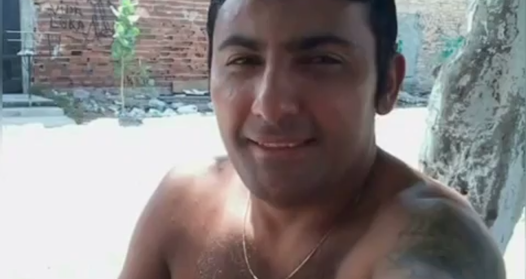 Dentro de su propia casa.