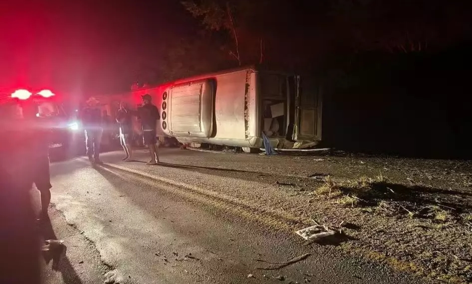 Un bus lleno de pasajeros.