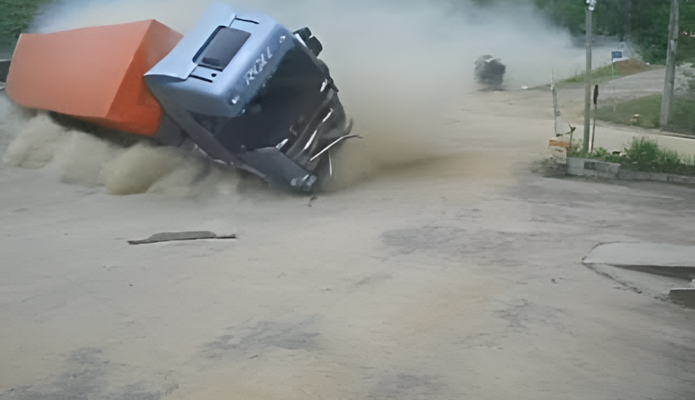 Un camión cargado le dio de frente.