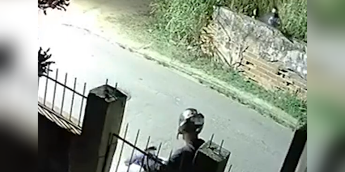 En la misma puerta de su casa.