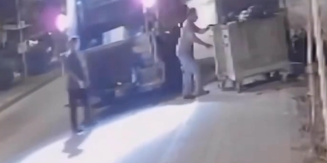 Dos humildes recogedores de basura.