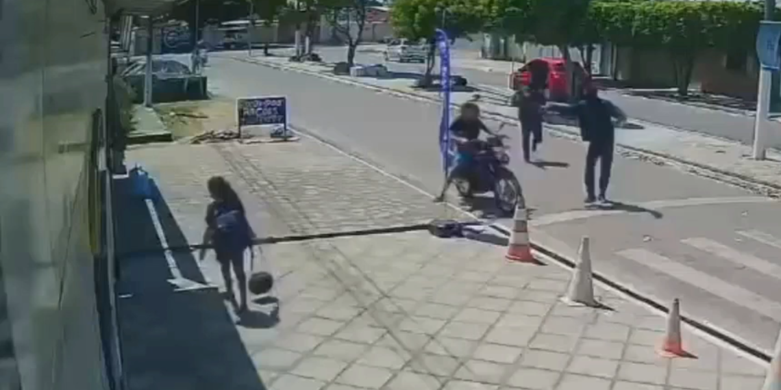 Todo quedó captado en cámaras en plena calle.