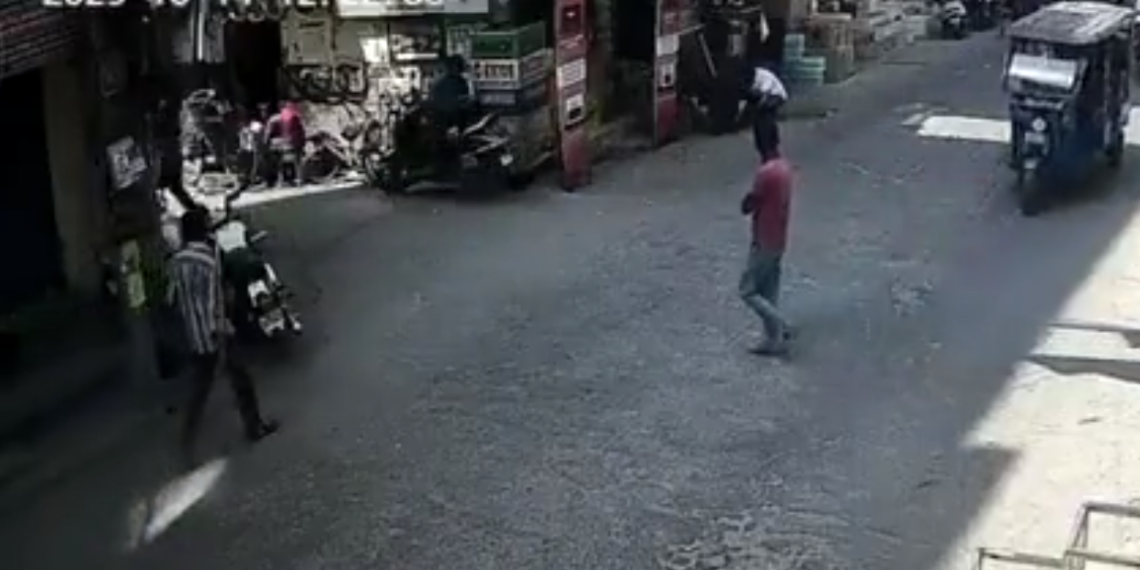 Por culpa de un bus descontrolado.