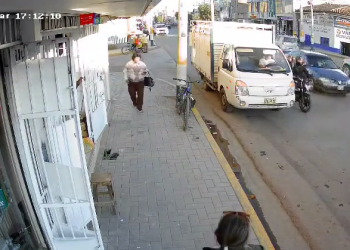 Tras salir de un banco.