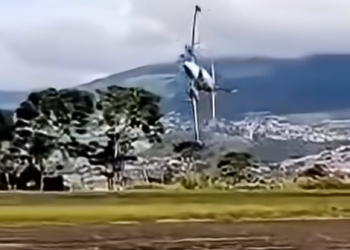 Una avioneta contra el suelo.