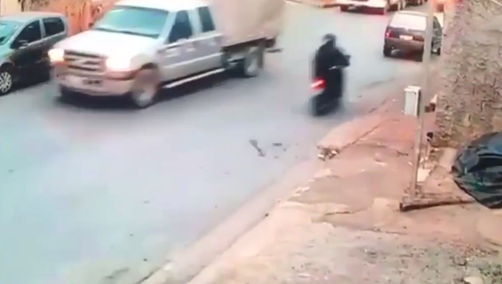 Una mujer en una Scooter.