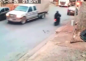 Una mujer en una Scooter.