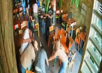 Un hombre en un restaurante