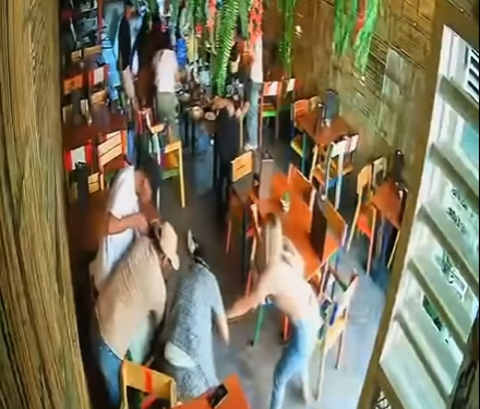 Un hombre en un restaurante