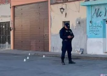 Un joven en plena vía