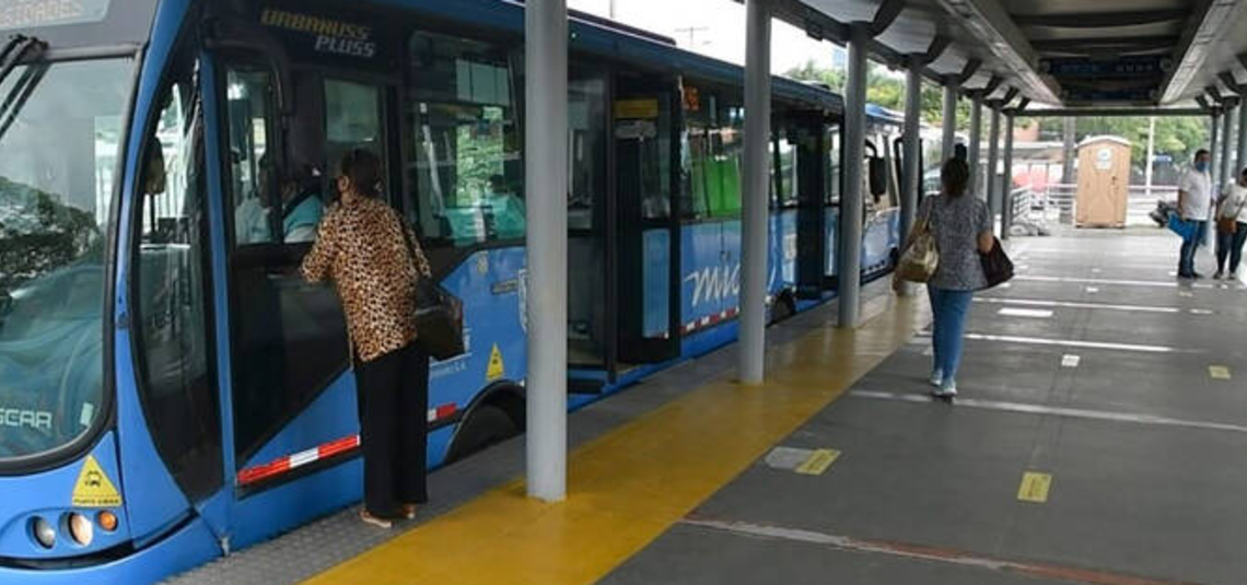 Dos mujeres en un bus