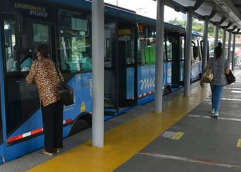 Dos mujeres en un bus