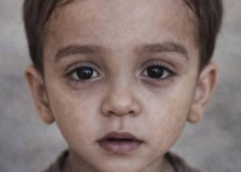 Un pequeño de apenas dos años de edad