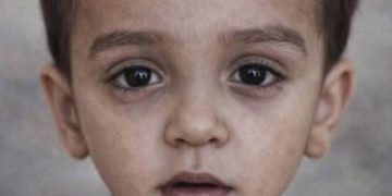 Un pequeño de apenas dos años de edad