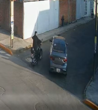 Un conductor de automóvil y un motociclista