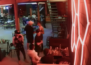 Dos hombres dentro de un establecimiento