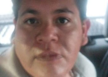 Hombre noquea a pareja de ancianos