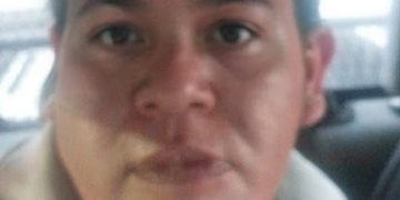 Hombre noquea a pareja de ancianos