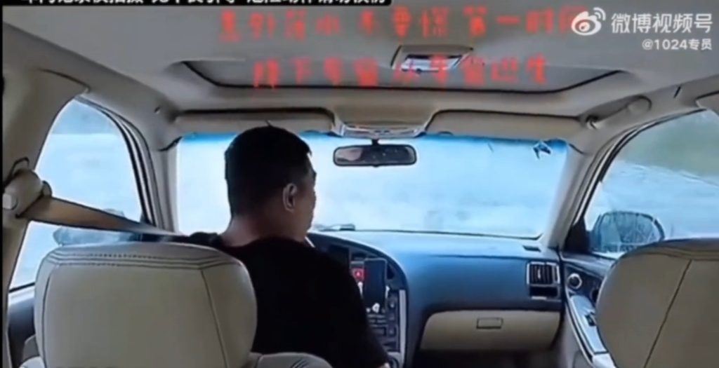 Conductor realizaba una videollamada