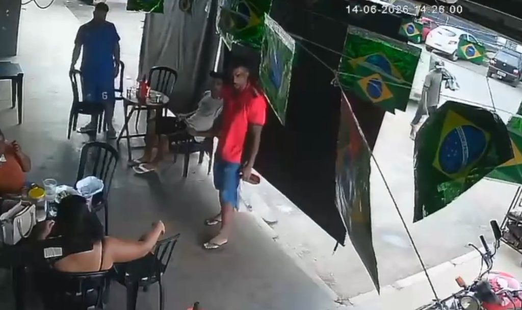 Hombre involucrado en discusión en un bar