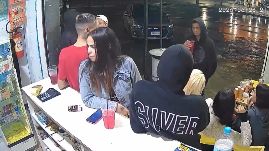Dos jóvenes frente a una adega