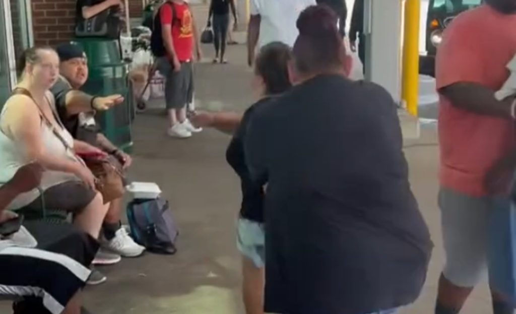 En una parada de autobús