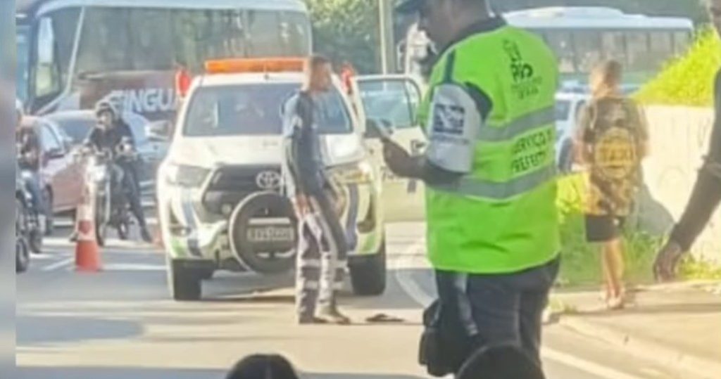Motociclista  en la Línea Amarela