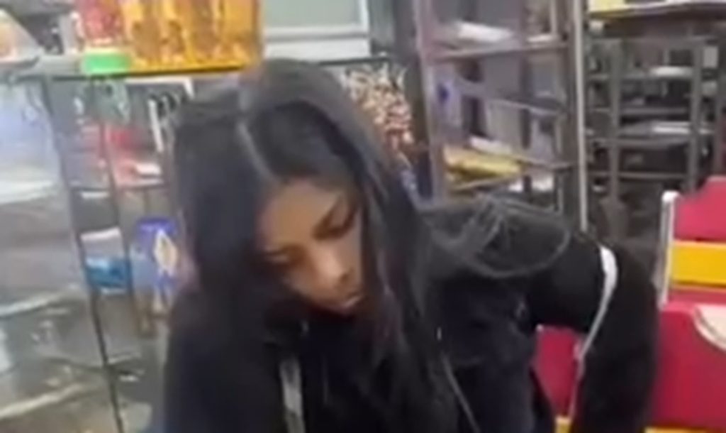 Joven sobrevive a un ataque y logra pedir ayuda en un comercio de Bogotá