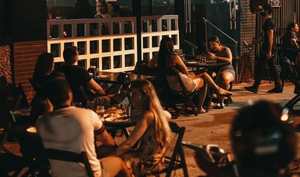 Mujer resulta comprometida durante una discusión en un bar